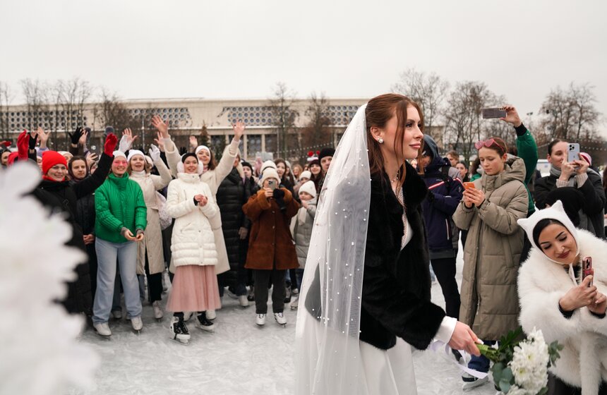 Церемонии бракосочетания впервые прошли на катке в "Лужниках" 12 фото