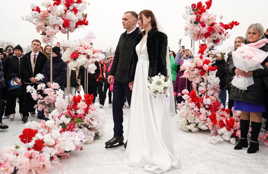Церемонии бракосочетания впервые прошли на катке в "Лужниках" 7 фото