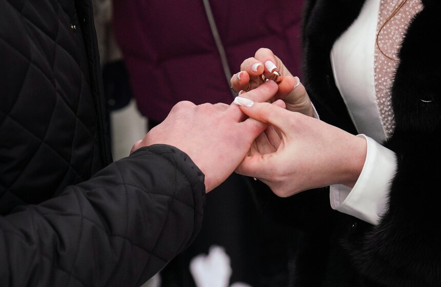 Церемонии бракосочетания впервые прошли на катке в "Лужниках" 10 фото