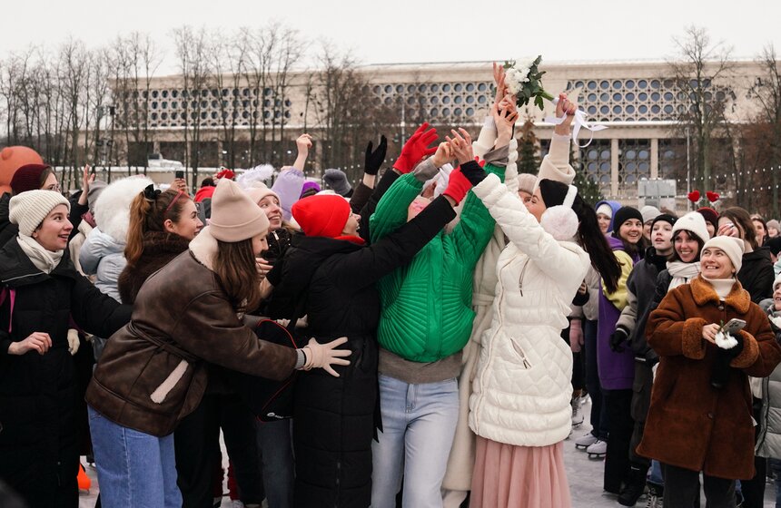 Церемонии бракосочетания впервые прошли на катке в "Лужниках" 13 фото