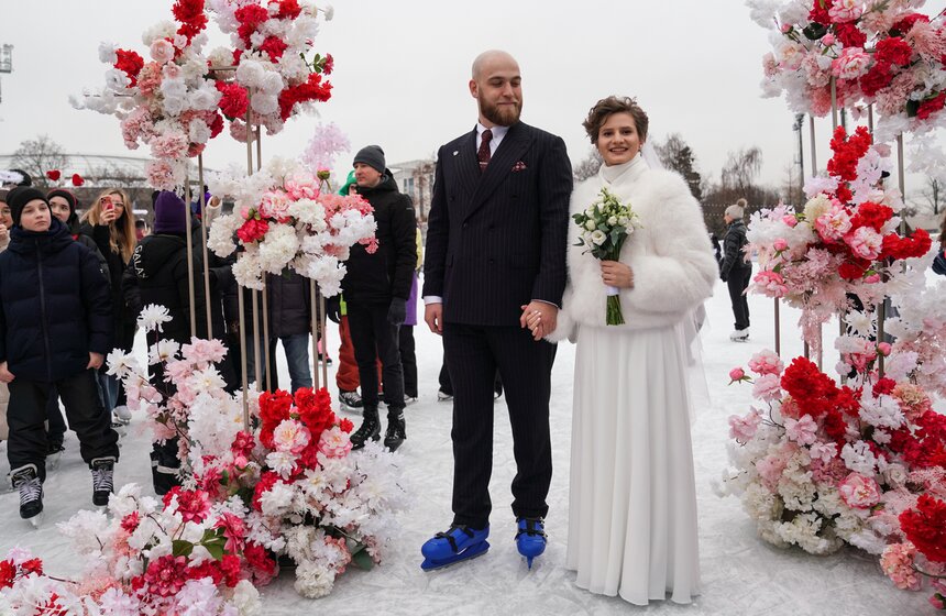Церемонии бракосочетания впервые прошли на катке в "Лужниках" 18 фото