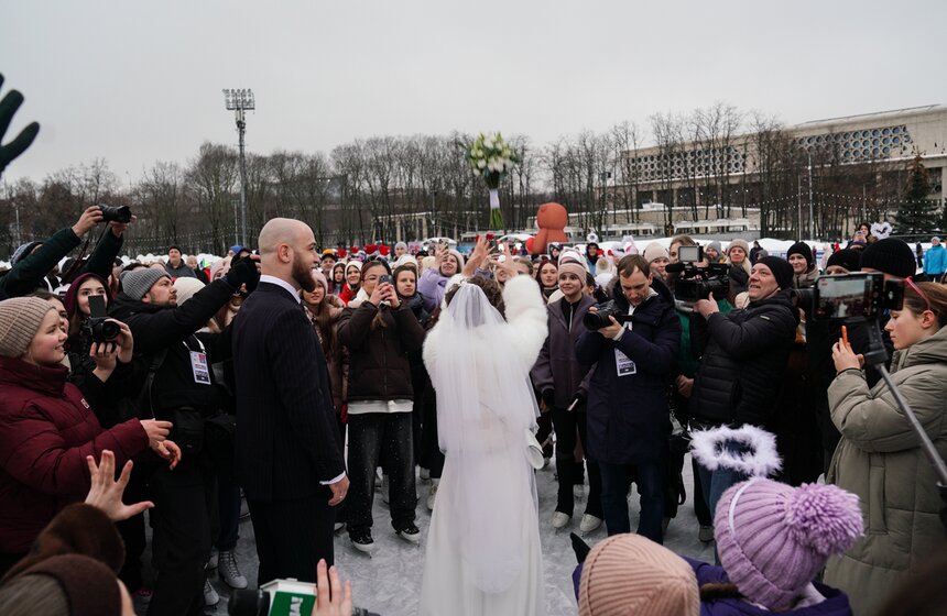 Церемонии бракосочетания впервые прошли на катке в "Лужниках" 27 фото