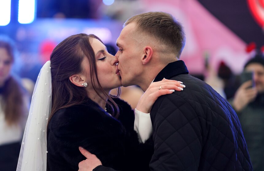 Церемонии бракосочетания впервые прошли на катке в "Лужниках" 17 фото