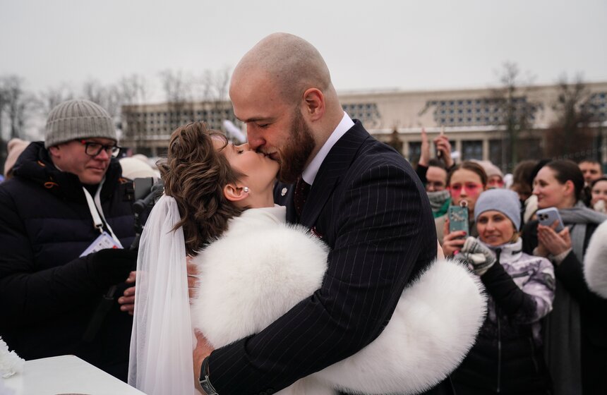 Церемонии бракосочетания впервые прошли на катке в "Лужниках" 24 фото