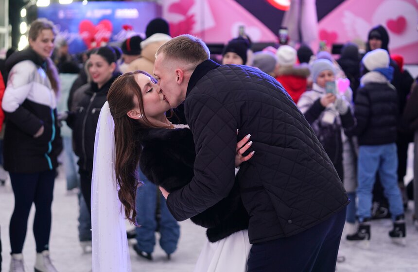 Церемонии бракосочетания впервые прошли на катке в "Лужниках" 16 фото