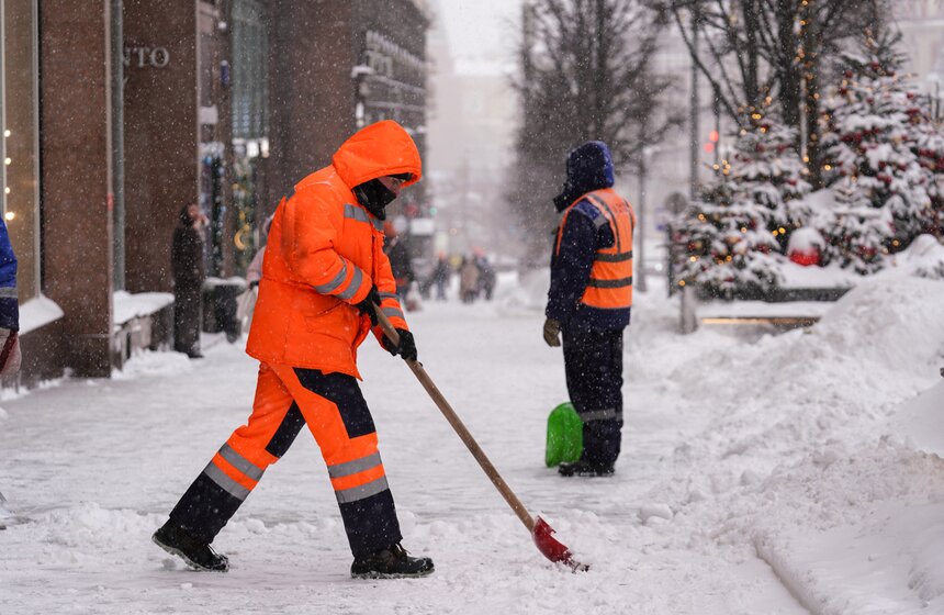 На Москву обрушился мощный снегопад 8 фото