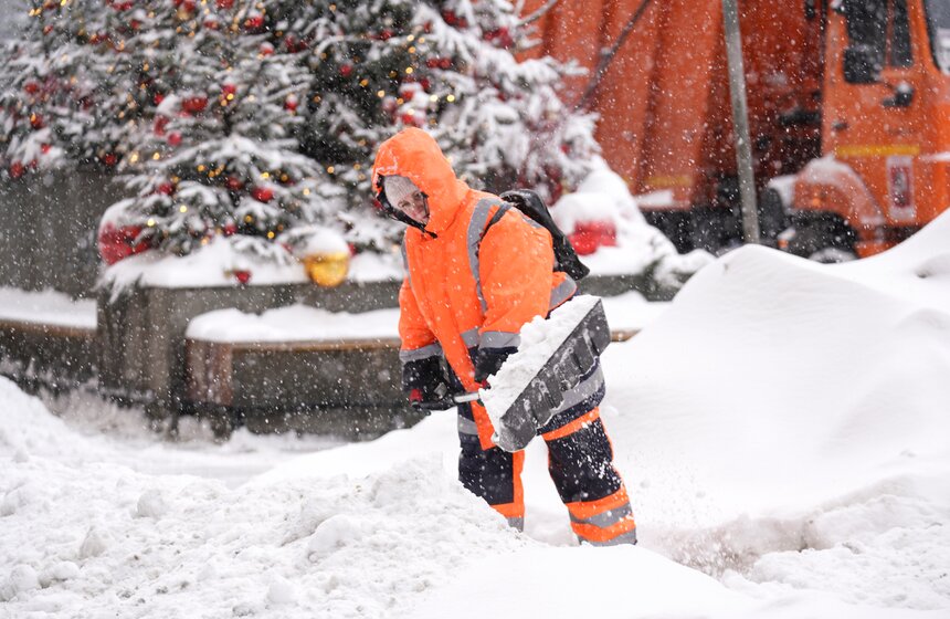 На Москву обрушился мощный снегопад 13 фото