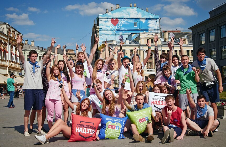 В рамках акции "Не проспи!" в центре Москвы установили кровать 11 фото