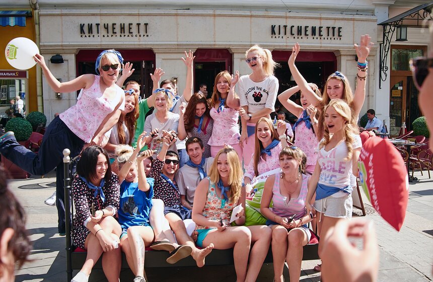 В рамках акции "Не проспи!" в центре Москвы установили кровать 3 фото