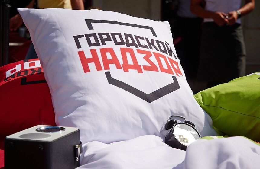 В рамках акции "Не проспи!" в центре Москвы установили кровать 2 фото