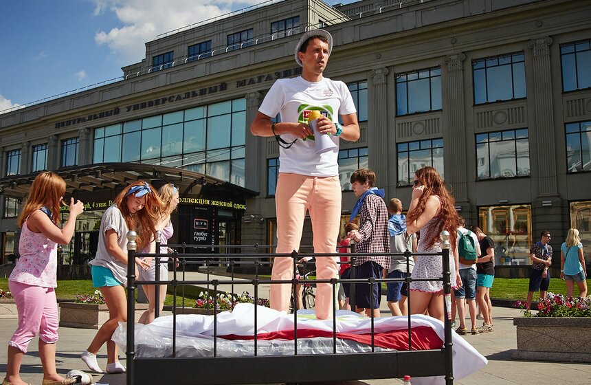 В рамках акции "Не проспи!" в центре Москвы установили кровать 8 фото