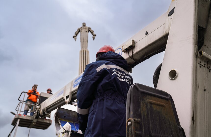 Памятник Юрию Гагарину в Москве промыли в преддверии Дня космонавтики 5 фото