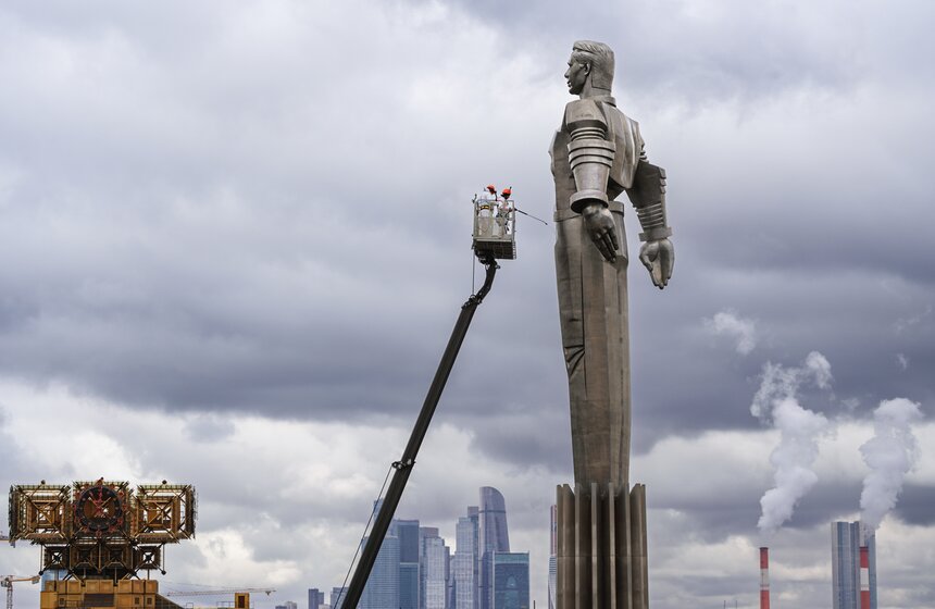 Памятник Юрию Гагарину в Москве промыли в преддверии Дня космонавтики 12 фото