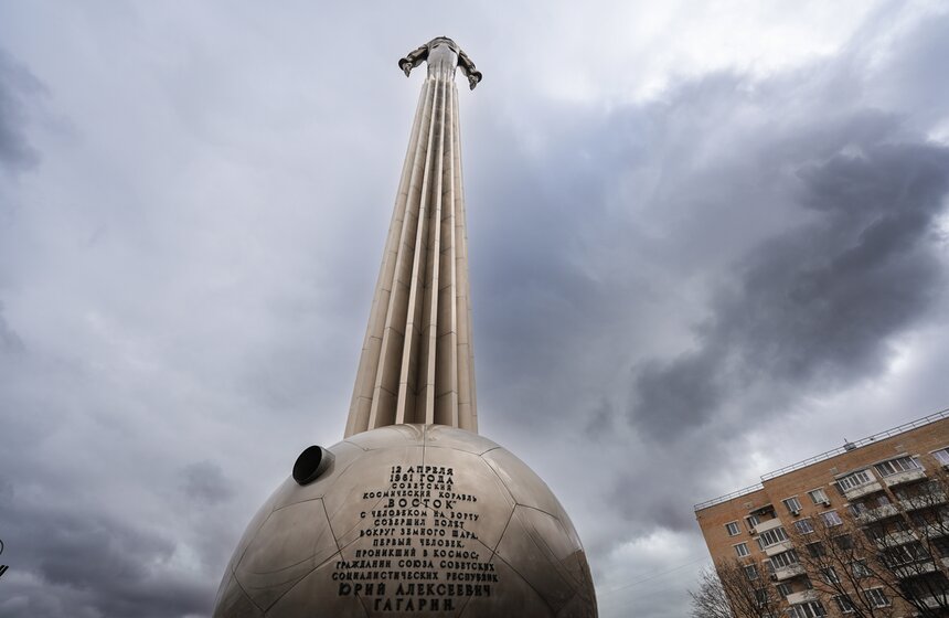 Памятник Юрию Гагарину в Москве промыли в преддверии Дня космонавтики 22 фото