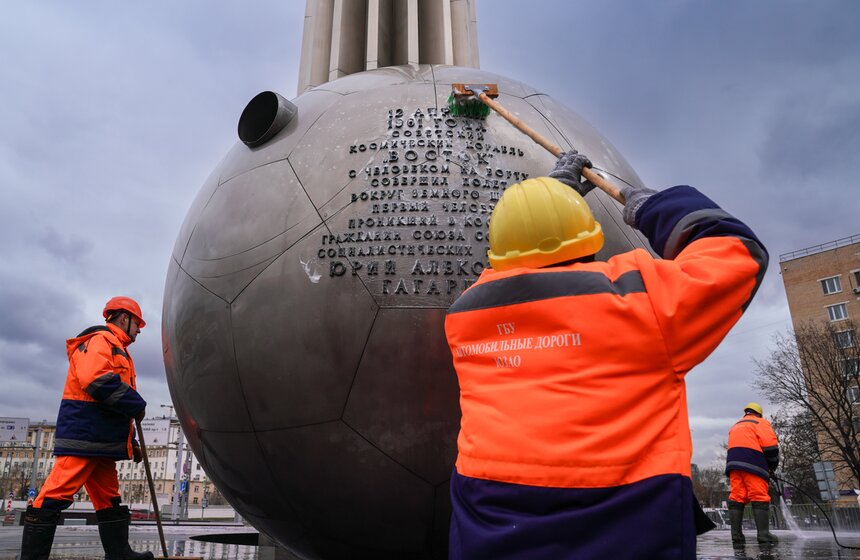 Памятник Юрию Гагарину в Москве промыли в преддверии Дня космонавтики 19 фото