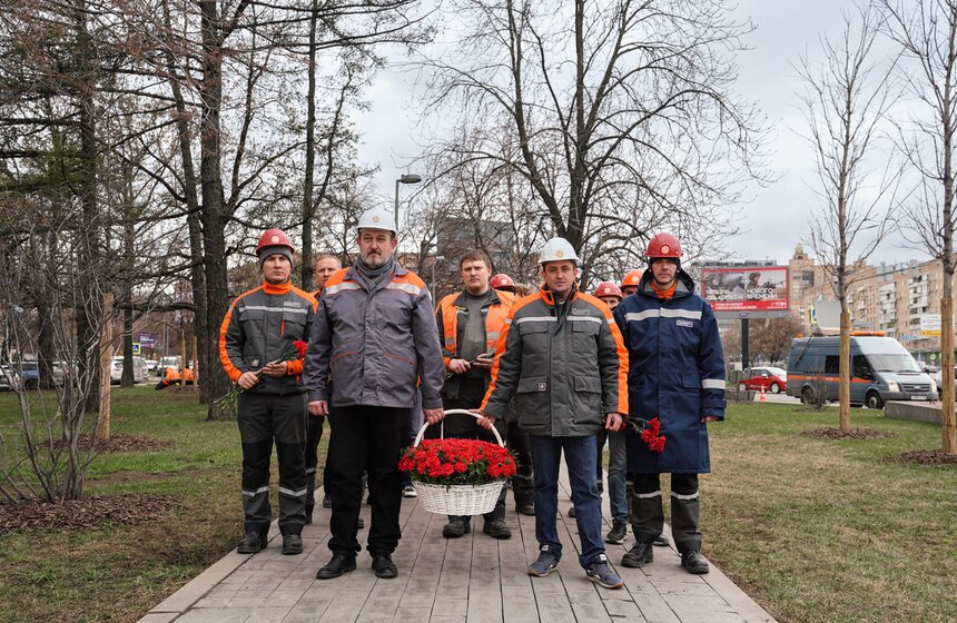 Памятник Юрию Гагарину в Москве промыли в преддверии Дня космонавтики 23 фото