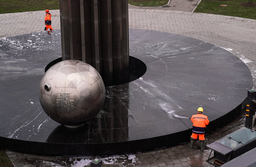 Памятник Юрию Гагарину в Москве промыли в преддверии Дня космонавтики 14 фото