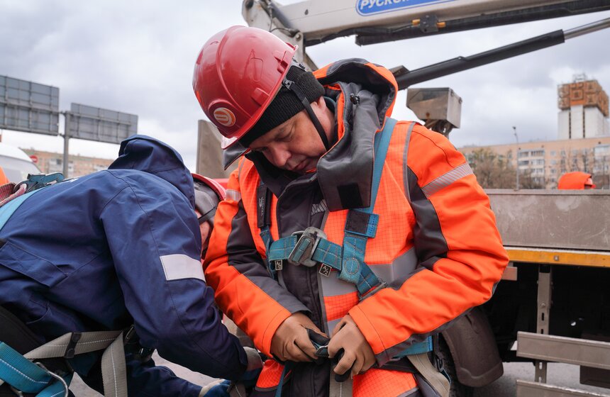 Памятник Юрию Гагарину в Москве промыли в преддверии Дня космонавтики 3 фото