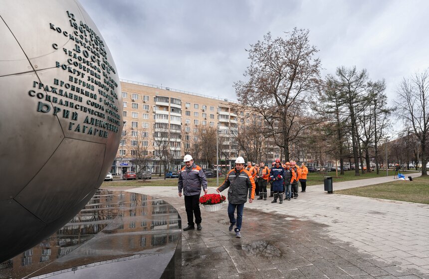 Памятник Юрию Гагарину в Москве промыли в преддверии Дня космонавтики 24 фото