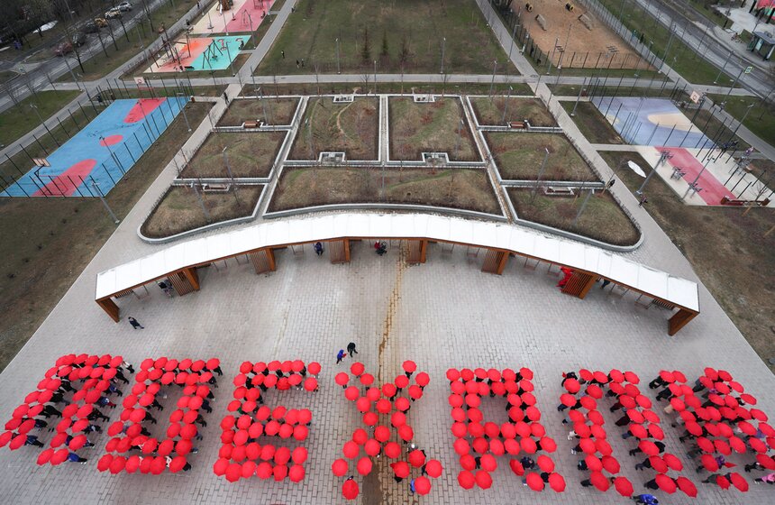 В Москве прошел флешмоб в честь 65-летия полета Гагарина в космос 13 фото