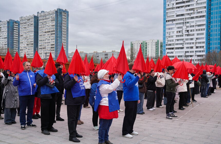 В Москве прошел флешмоб в честь 65-летия полета Гагарина в космос 7 фото