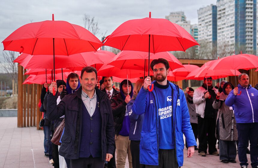 В Москве прошел флешмоб в честь 65-летия полета Гагарина в космос 10 фото
