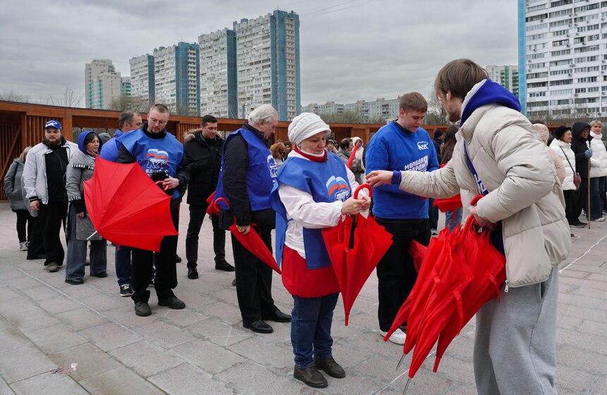В Москве прошел флешмоб в честь 65-летия полета Гагарина в космос 4 фото