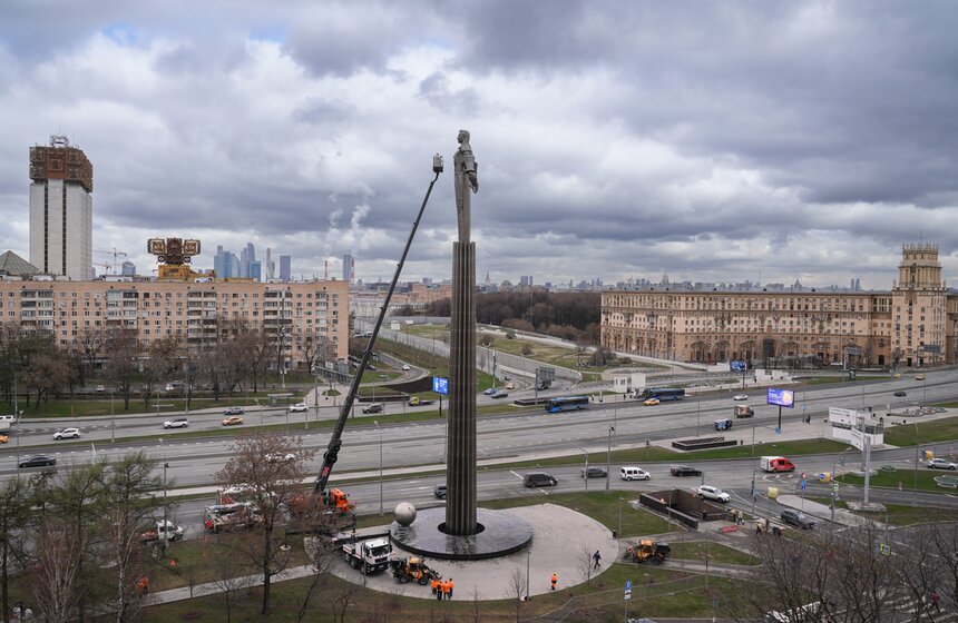 Памятник Юрию Гагарину в Москве промыли в преддверии Дня космонавтики 10 фото
