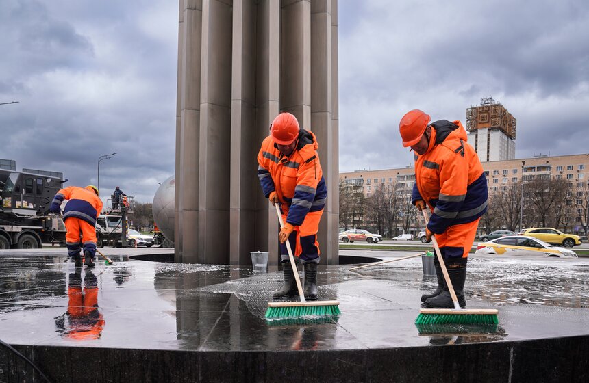 Памятник Юрию Гагарину в Москве промыли в преддверии Дня космонавтики 15 фото