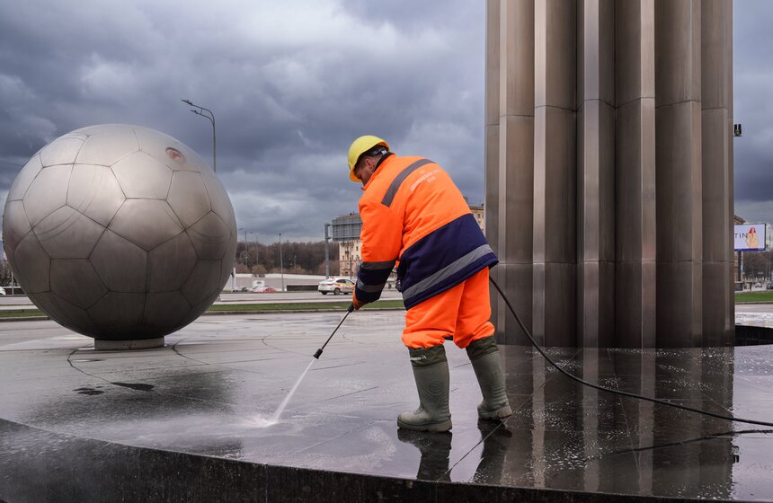 Памятник Юрию Гагарину в Москве промыли в преддверии Дня космонавтики 13 фото