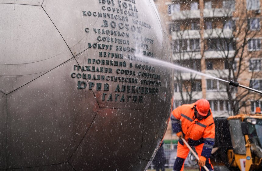 Памятник Юрию Гагарину в Москве промыли в преддверии Дня космонавтики 16 фото