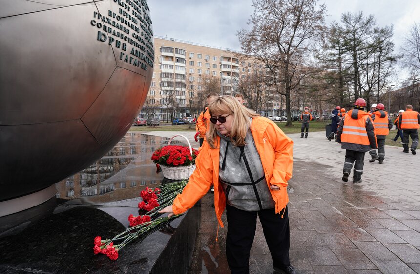 Памятник Юрию Гагарину в Москве промыли в преддверии Дня космонавтики 25 фото