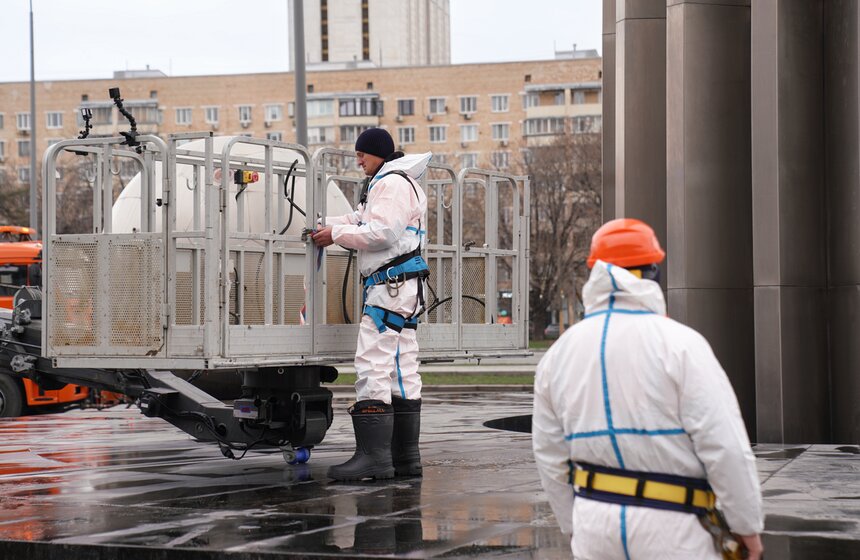 Памятник Юрию Гагарину в Москве промыли в преддверии Дня космонавтики 2 фото