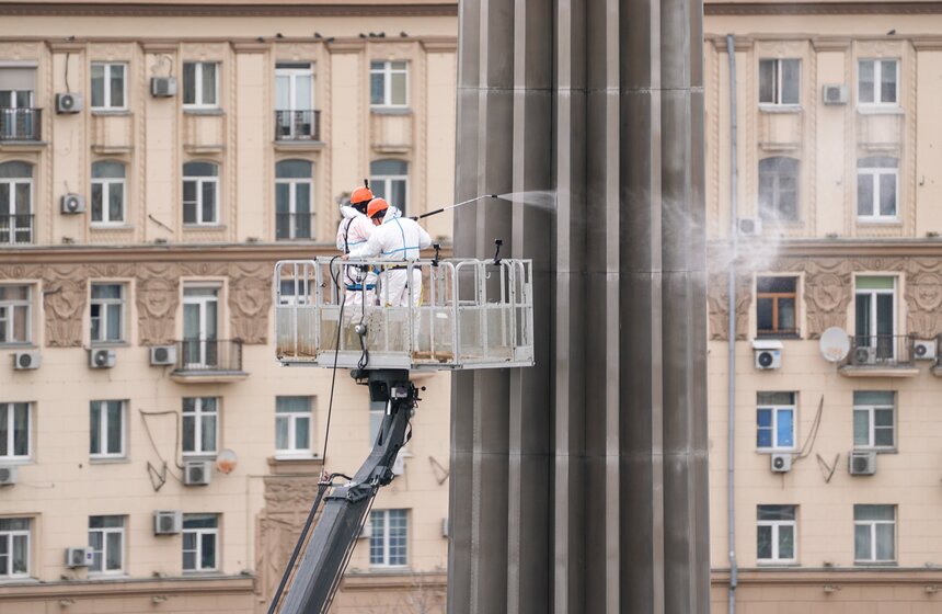 Памятник Юрию Гагарину в Москве промыли в преддверии Дня космонавтики 6 фото