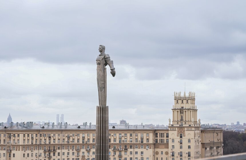 Памятник Юрию Гагарину в Москве промыли в преддверии Дня космонавтики 1 фото