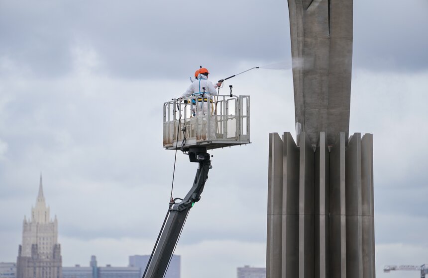 Памятник Юрию Гагарину в Москве промыли в преддверии Дня космонавтики 8 фото