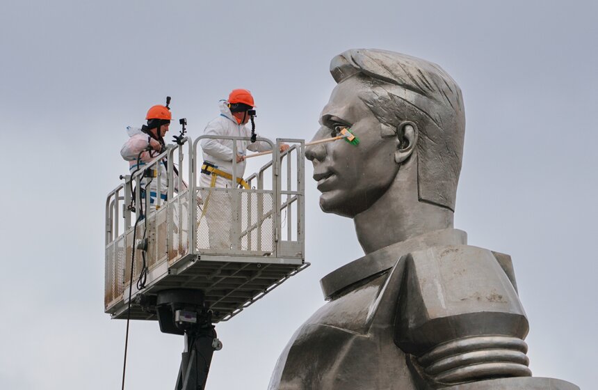 Памятник Юрию Гагарину в Москве промыли в преддверии Дня космонавтики 9 фото