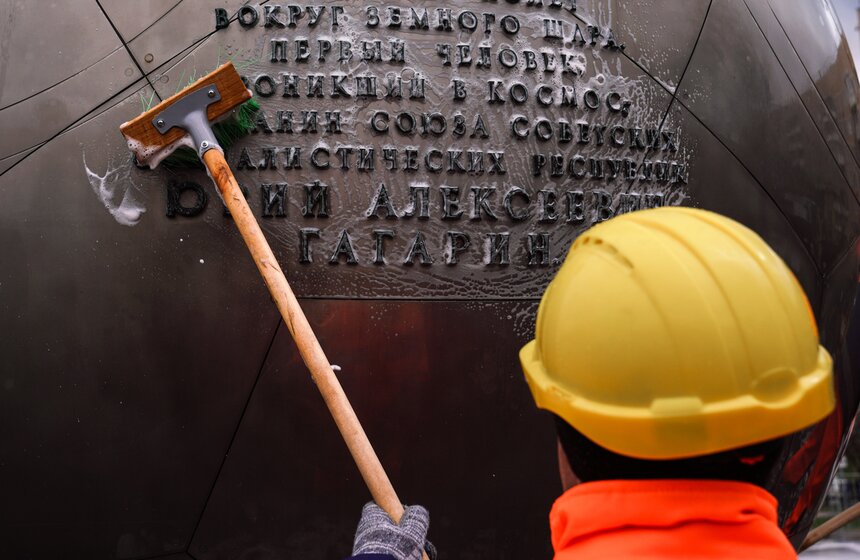 Памятник Юрию Гагарину в Москве промыли в преддверии Дня космонавтики 20 фото