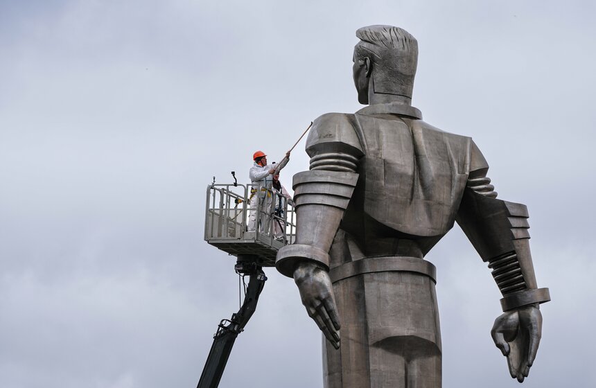 Памятник Юрию Гагарину в Москве промыли в преддверии Дня космонавтики 11 фото