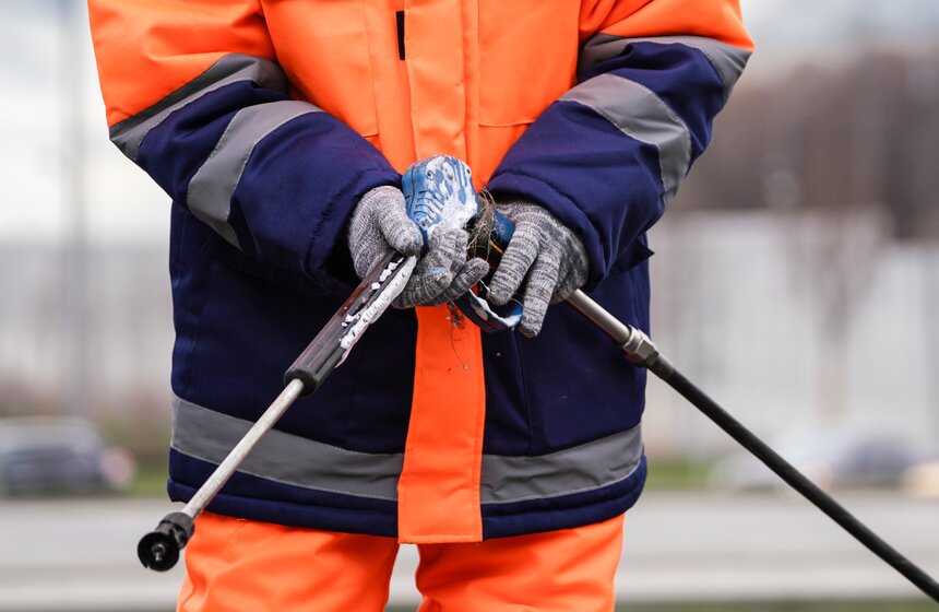 Памятник Юрию Гагарину в Москве промыли в преддверии Дня космонавтики 4 фото