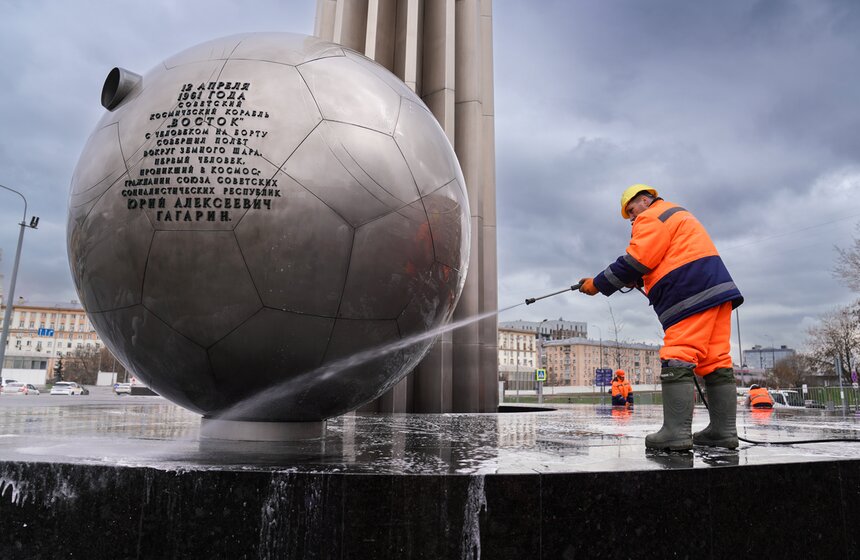 Памятник Юрию Гагарину в Москве промыли в преддверии Дня космонавтики 21 фото