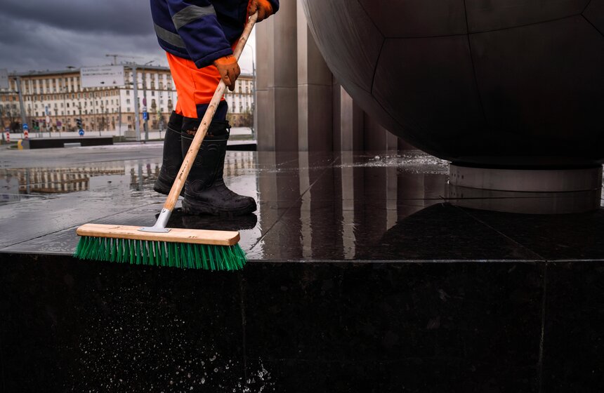 Памятник Юрию Гагарину в Москве промыли в преддверии Дня космонавтики 18 фото