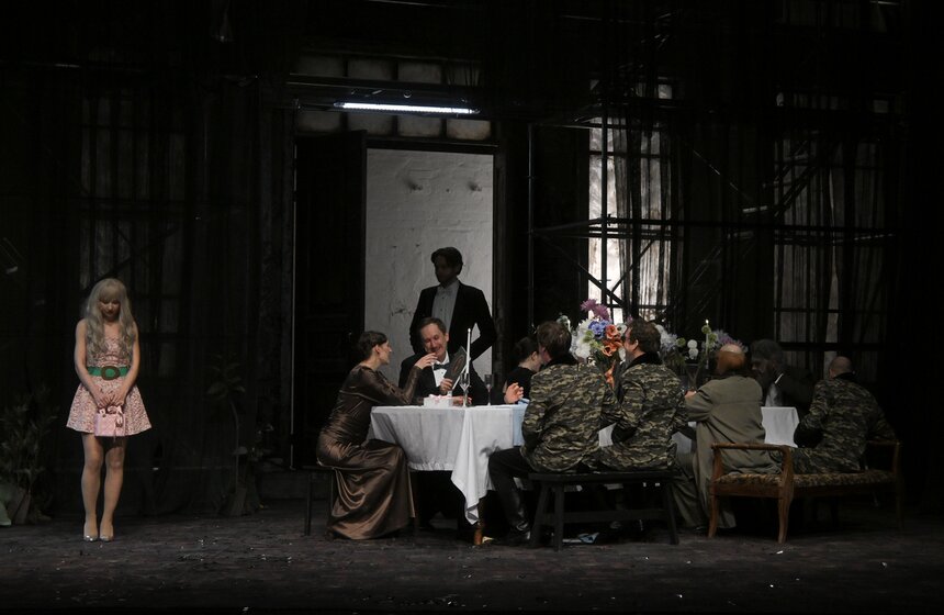 Предпремьерный показ спектакля "Три сестры" прошел в Театре на Таганке 15 фото