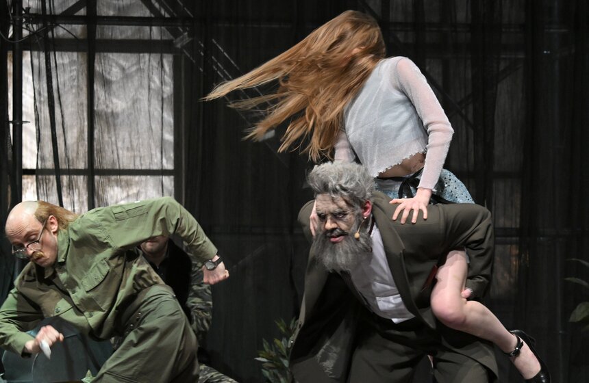 Предпремьерный показ спектакля "Три сестры" прошел в Театре на Таганке 13 фото