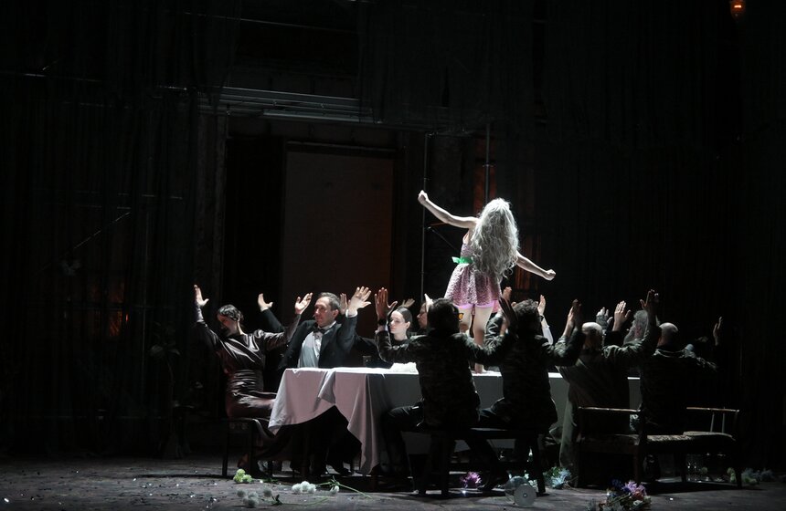 Предпремьерный показ спектакля "Три сестры" прошел в Театре на Таганке 18 фото