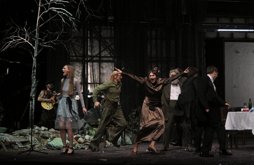 Предпремьерный показ спектакля "Три сестры" прошел в Театре на Таганке 12 фото