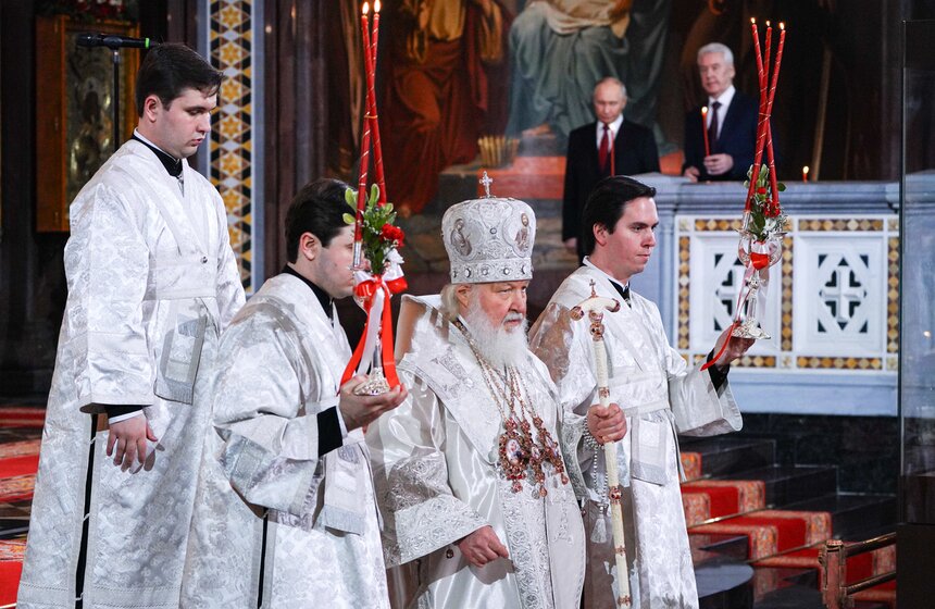 Божественную литургию провели в храме Христа Спасителя в Светлую Пасхальную ночь 24 фото