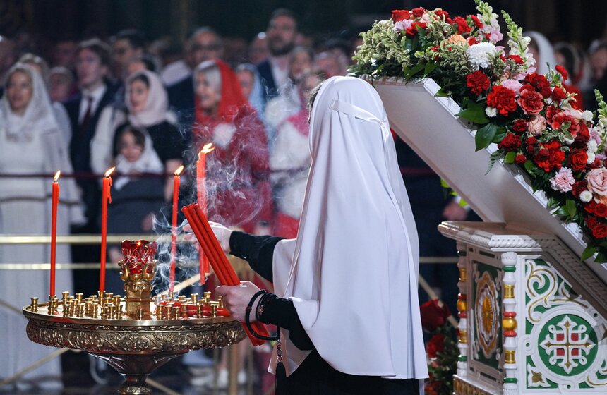 Божественную литургию провели в храме Христа Спасителя в Светлую Пасхальную ночь 37 фото