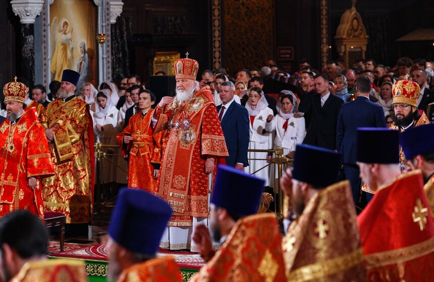 Божественную литургию провели в храме Христа Спасителя в Светлую Пасхальную ночь 49 фото