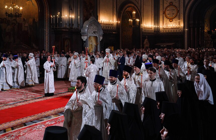 Божественную литургию провели в храме Христа Спасителя в Светлую Пасхальную ночь 32 фото